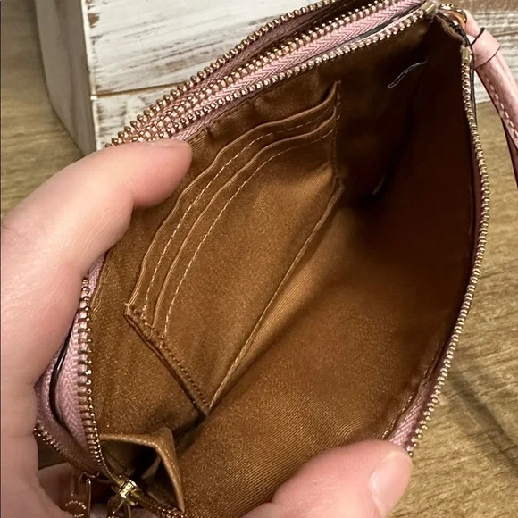 Coach great shape double corner light pink pebbled leather dual zip wristlet - Picture 7 of 9